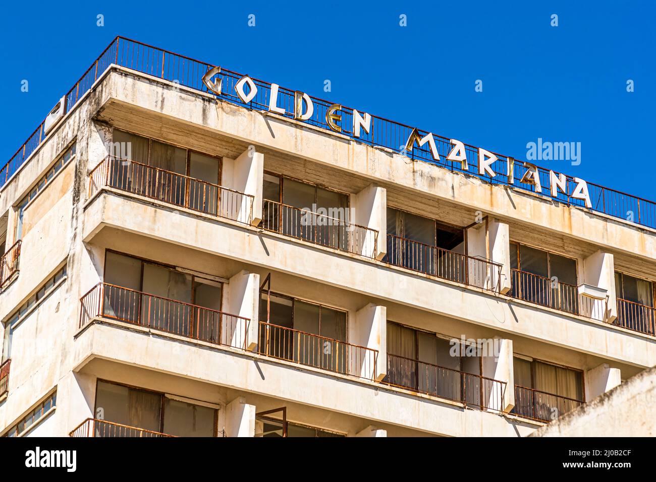 Die goldenen Tage der 1960s und 1970s sind vorbei. Der Bezirk Varosha (Kapalı Maraş) in Famagusta (Zypern) war zwischen 1970 und 1974 eines der beliebtesten Touristenziele der Welt. Seine griechisch-zyprischen Einwohner flohen während der türkischen Invasion Zyperns im Jahr 1974, als die Stadt Famagusta unter türkische Kontrolle kam. Seitdem ist es verlassen geblieben und die Gebäude sind verfault Stockfoto