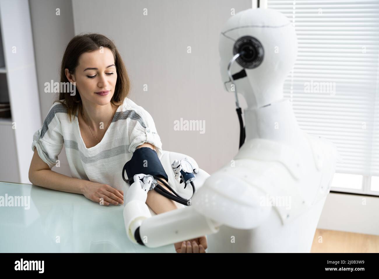 Blutdruck-Gesundheits-Check Durch Robot Doctor Stockfoto