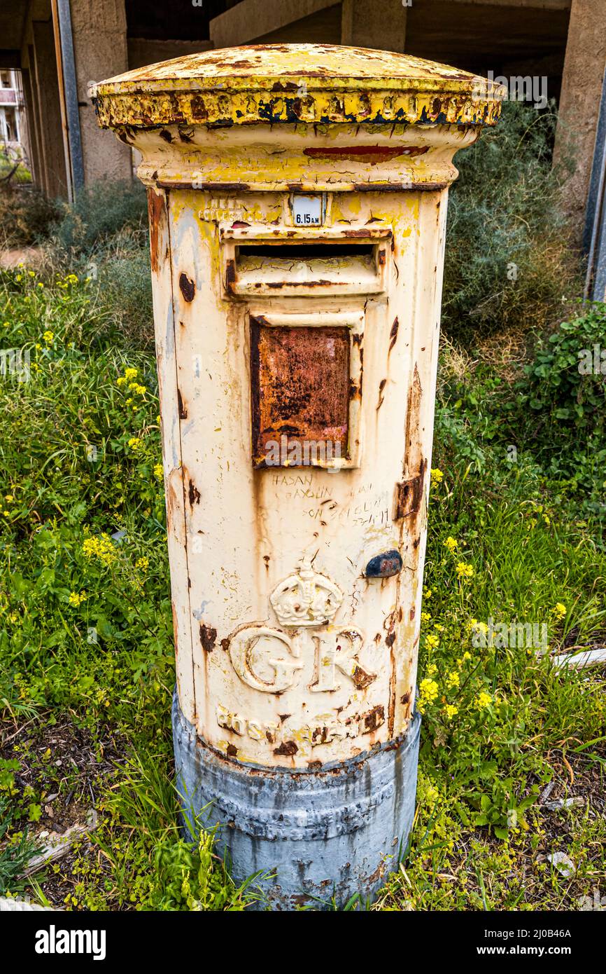 Dieser sehr britische Briefkasten steht mitten in einer Varosha Straße. Zypern stand von 1878 bis 1960 unter britischer Herrschaft, wobei die Insel unabhängig wurde, als Varosha zum Leben erwachte. Der britische Einfluss auf Varosha ist deutlich sichtbar, von Filialen der Barclays Bank bis hin zu englischsprachigen Schildern überall, wo Sie hinschauen. Der Bezirk Varosha (Kapalı Maraş) in Famagusta (Zypern) war zwischen 1970 und 1974 eines der beliebtesten Reiseziele der Welt. Die griechisch-zyprischen Einwohner flohen 1974 während der türkischen Invasion auf Zypern, als die Stadt Famagusta unter türkische Herrschaft fiel Stockfoto