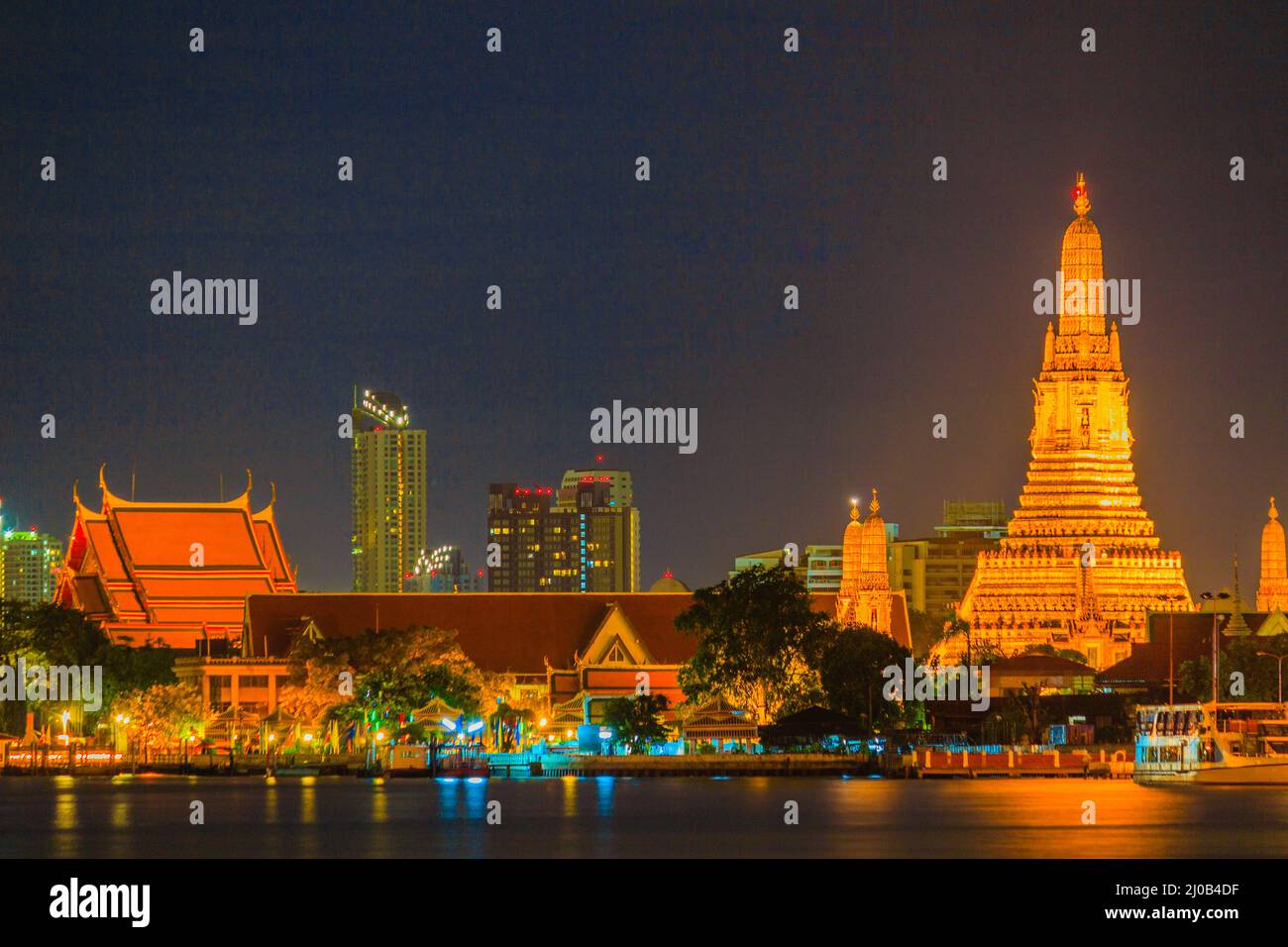 Ansicht des Wat Arun von Chao Phraya River Stockfoto