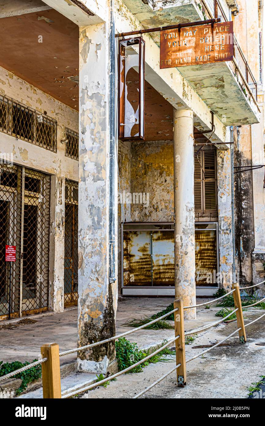 Der Bezirk Varosha (Kapalı Maraş) in Famagusta (Zypern) war zwischen 1970 und 1974 eines der beliebtesten Touristenziele der Welt. Seine griechisch-zyprischen Einwohner flohen während der türkischen Invasion Zyperns im Jahr 1974, als die Stadt Famagusta unter türkische Kontrolle kam. Seitdem ist es verlassen geblieben und die Gebäude sind verfault. Stockfoto