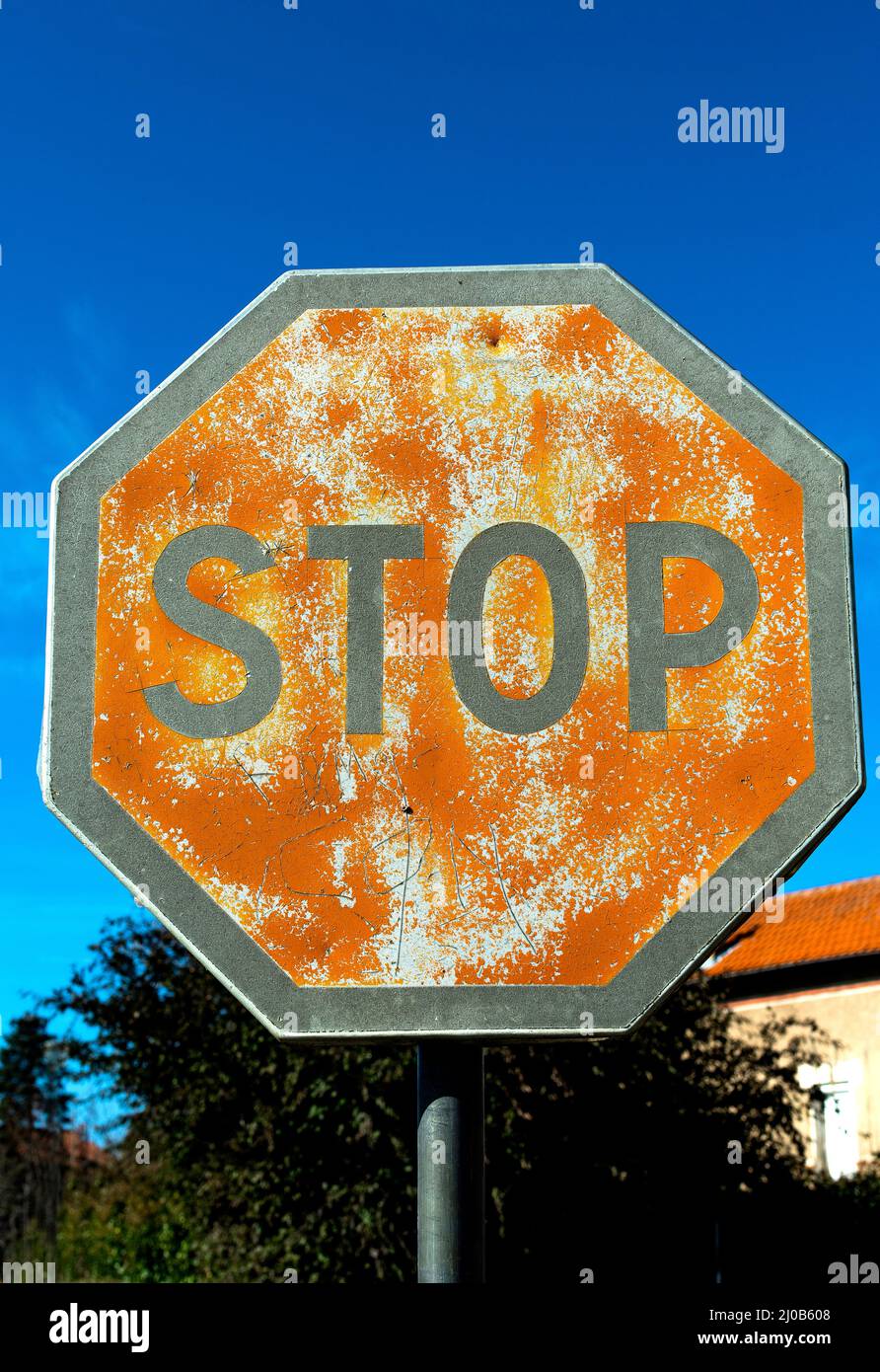 Vertikale Aufnahme eines rostigen Stoppschilds Stockfoto