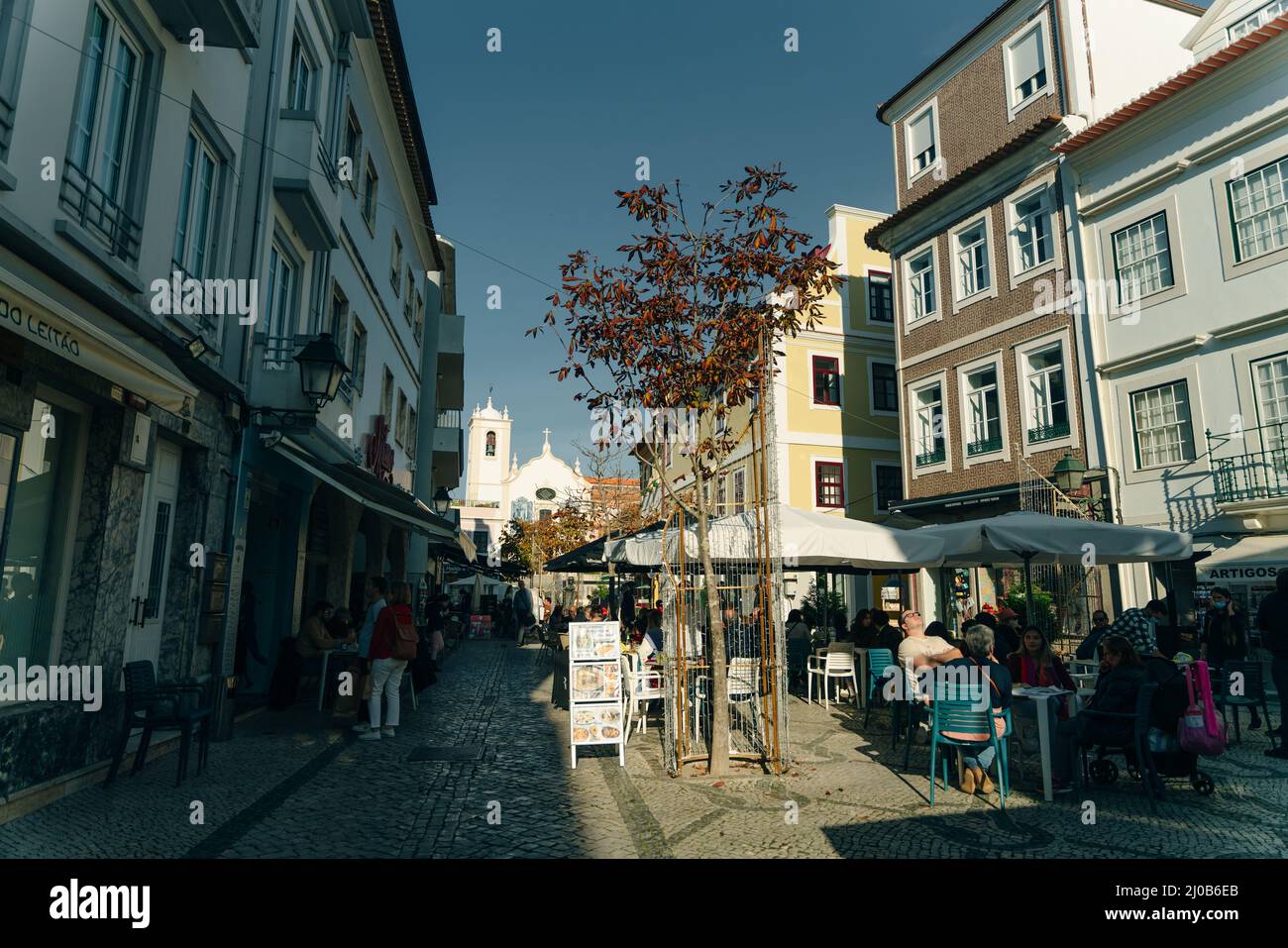 AVEIRO, PORTUGAL - dez, 2021 Blick auf die Straße im Herzen des historischen Zentrums von Aveiro Fotos in hoher Qualität Stockfoto