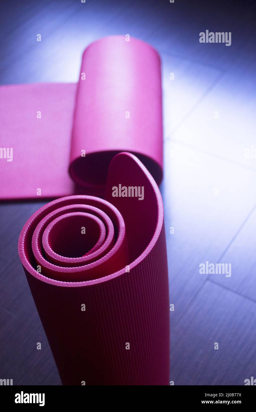 Rote Fitness-Yoga- und Pilates-Schaumstoffmatten Stockfoto