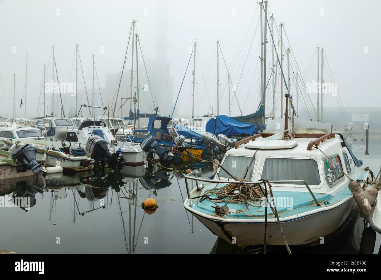 Nebliger Morgen im Shoreham Port, West Sussex, England. Stockfoto