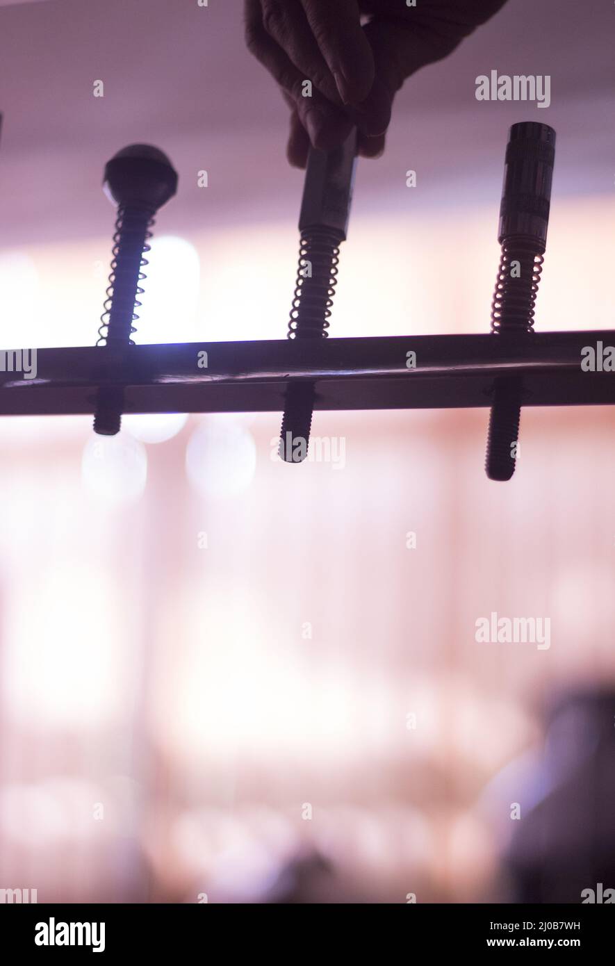 Hand des Mannes in der physiotherapeutischen Rehabilitation von orthopädischen Chirurgie Stockfoto