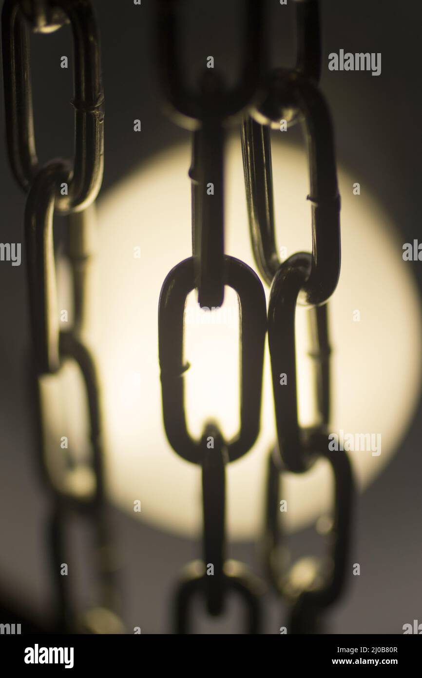 Die Silhouette der Stahlkettenglieder in der Nacht aus nächster Nähe Stockfoto