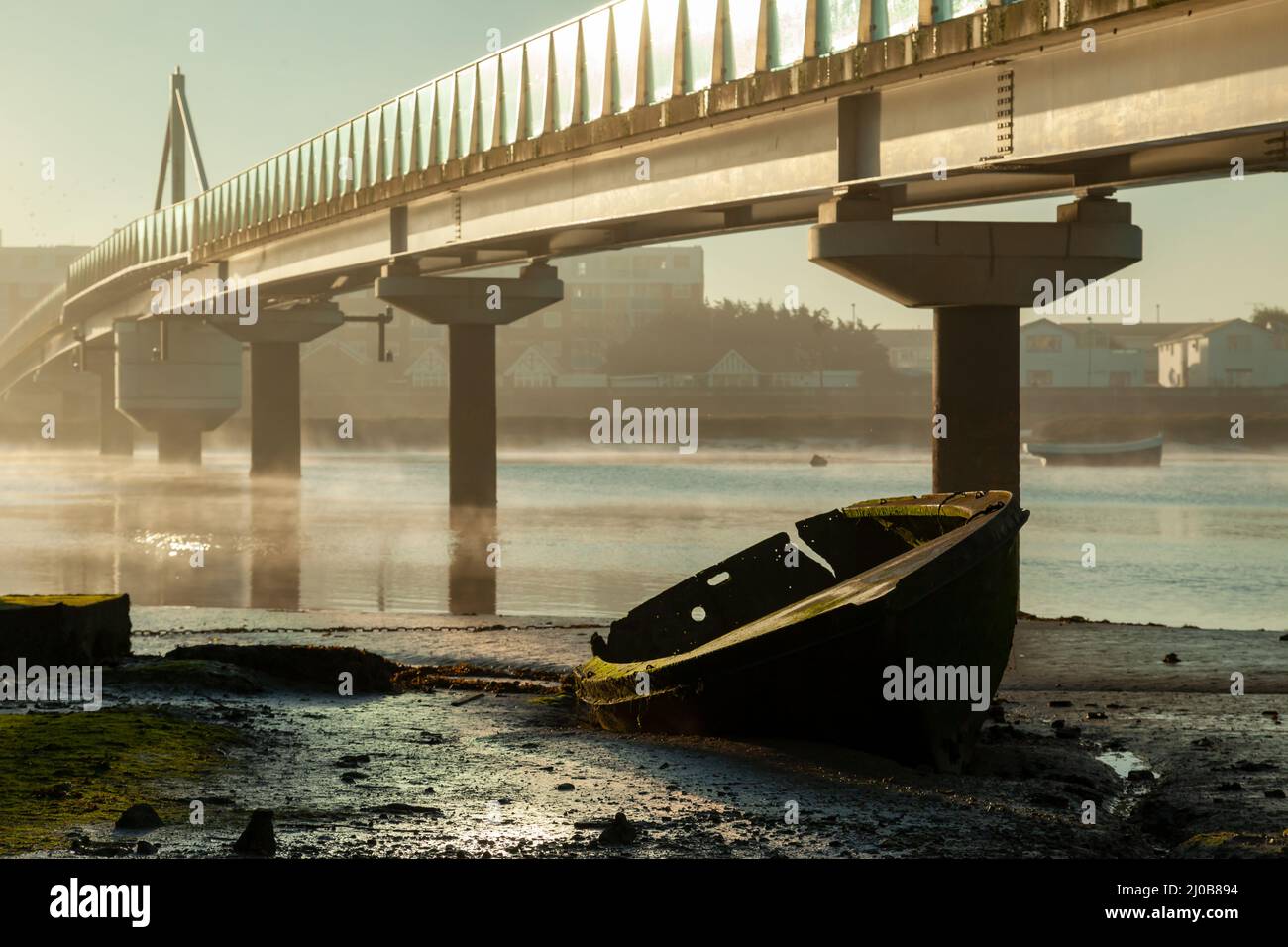 Nebliger Wintermorgen auf dem Fluss Adur in Shoreham-by-Sea, West Sussex, England. Stockfoto