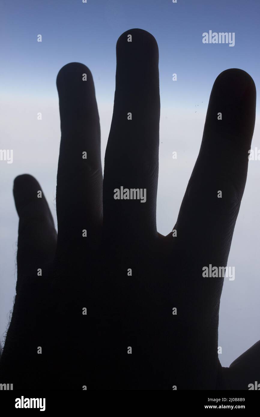 Flugzeug Fenster Hand Silhouette Stockfoto
