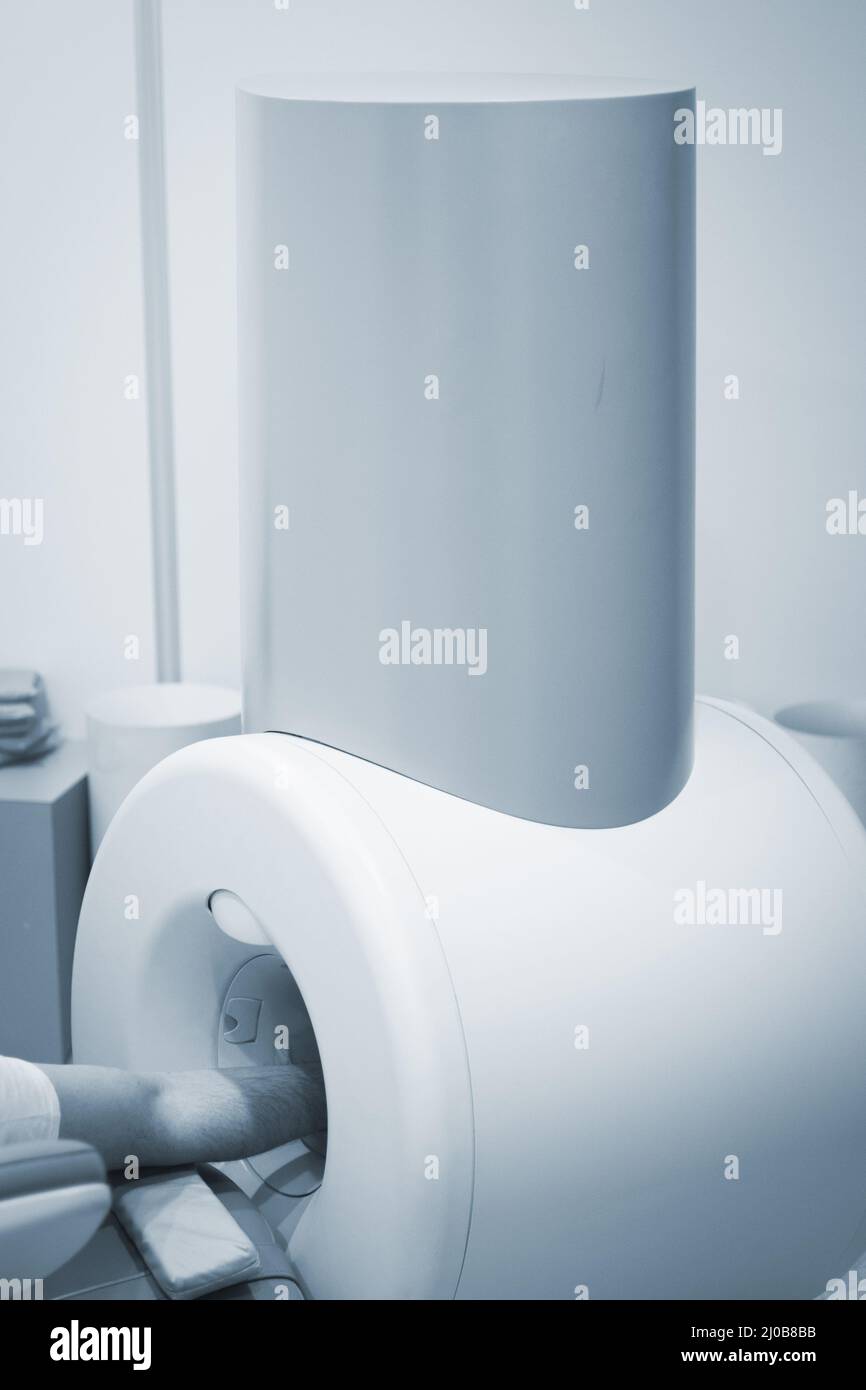 Patient und Arzt in vollständig geöffneter MRT-CAT-Scan Stockfoto