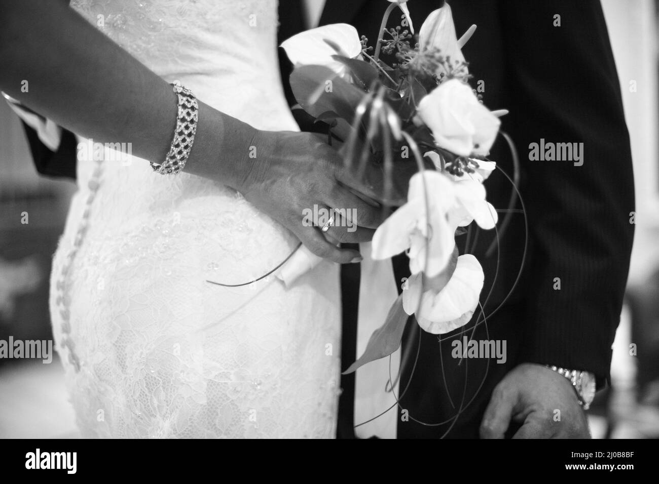 Braut und Bräutigam in der Hochzeit Ehe Hände haltend Stockfoto