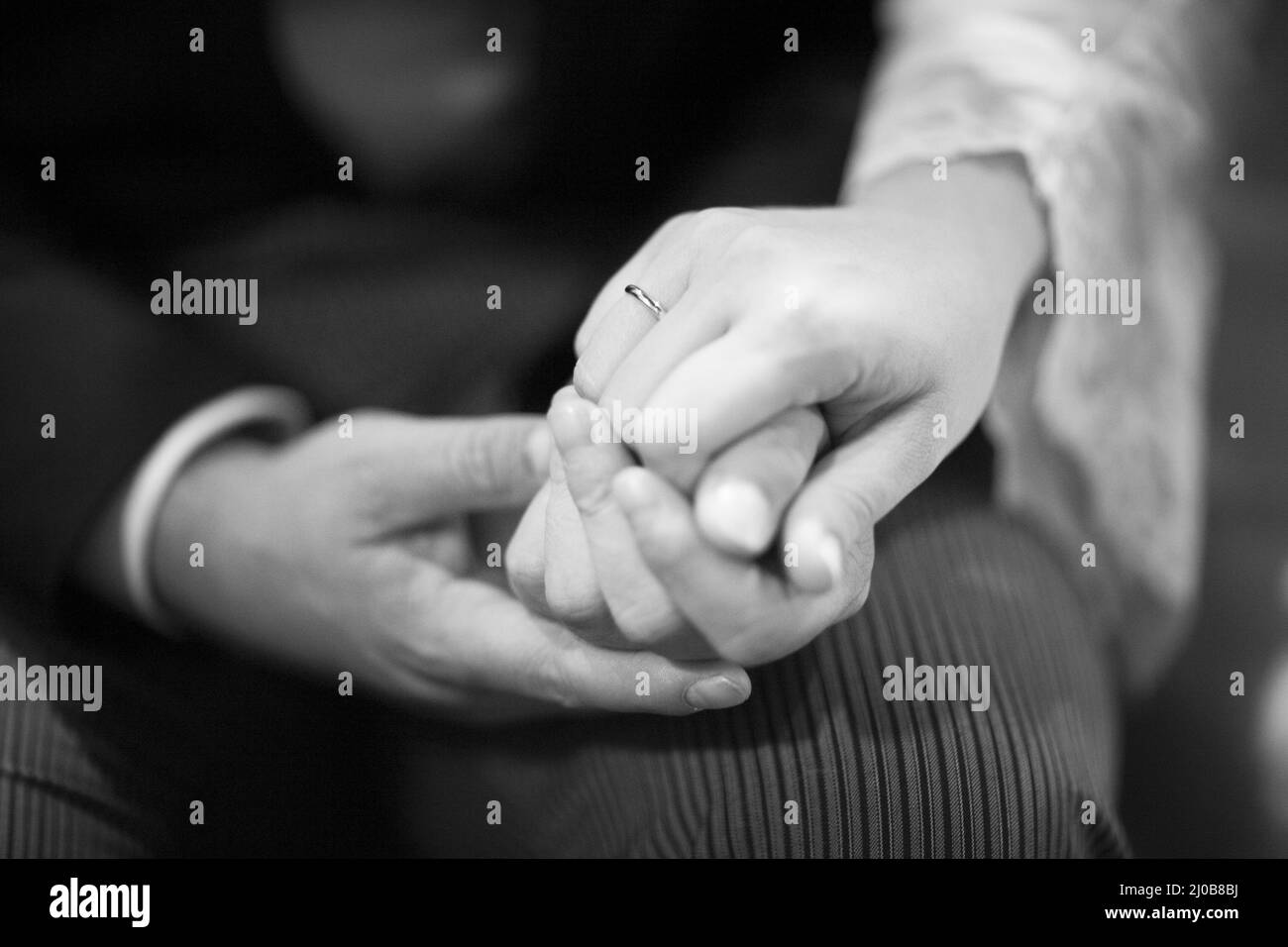 Hände von Braut und Bräutigam in der Hochzeitszeremonie Stockfoto