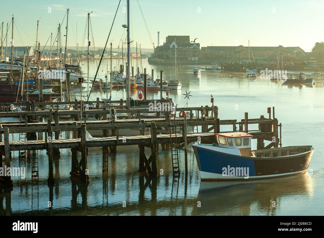 Nebliger Morgen im Shoreham Harbour, West Sussex, England. Stockfoto