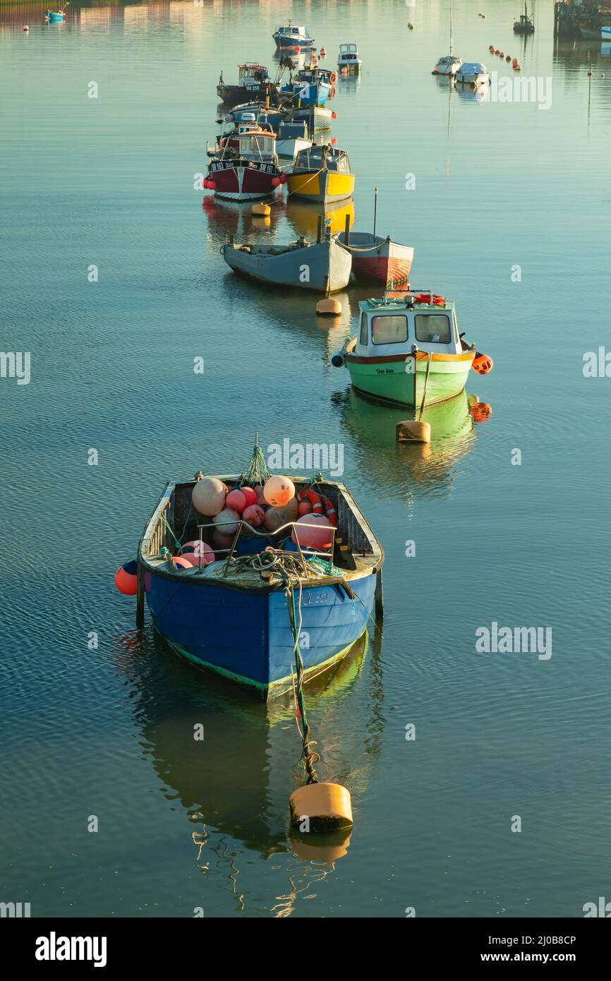 Die Boote liegen am Fluss Adur in Shoreham-by-Sea, West Sussex, England. Stockfoto