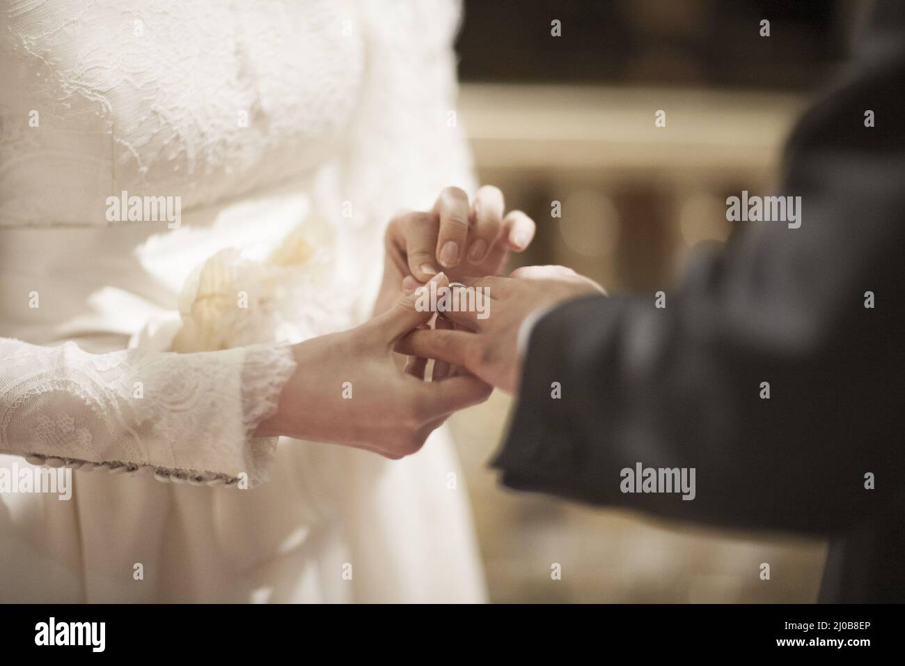 Hände von Braut und Bräutigam in der Hochzeitszeremonie Stockfoto
