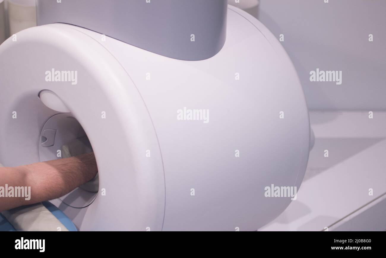 Patient und Arzt in vollständig geöffneter MRT-CAT-Scan Stockfoto