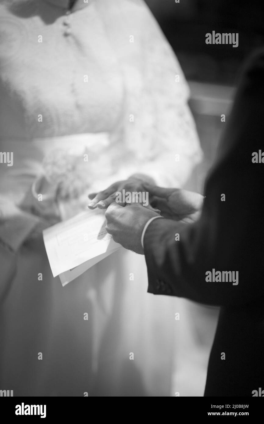 Hände von Braut und Bräutigam in der Hochzeitszeremonie Stockfoto