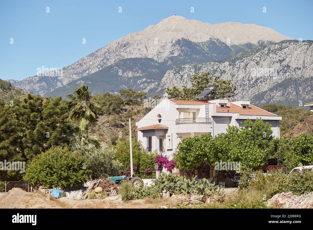 Kemer, Türkei - 24. Mai 2021: Blick auf die Straße in Kemer: Berge, grüne Natur, Häuser an sonnigen Tagen. Hochwertige Fotos Stockfoto