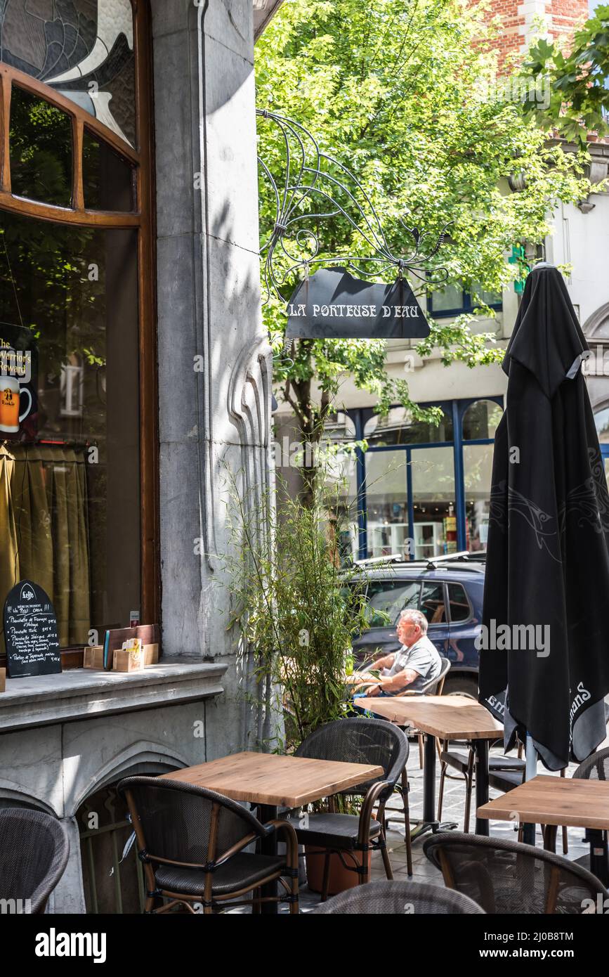 Saint Gilles, Brüssel, Belgien - 07 08 2019- Fassade und Terrasse des Restaurants im Jugendstil la Porteguse d'Eau Stockfoto