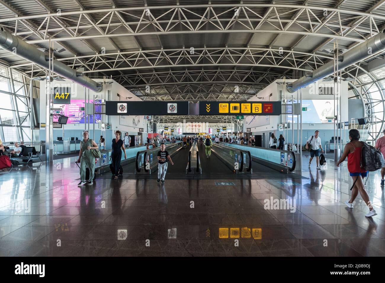 Flughafen Zaventem, Flandern - Belgien - 07 23 2019, Innenraum der Abflughalle des internationalen Flughafens Brüssel in Zaventem mit der automatischen Stockfoto