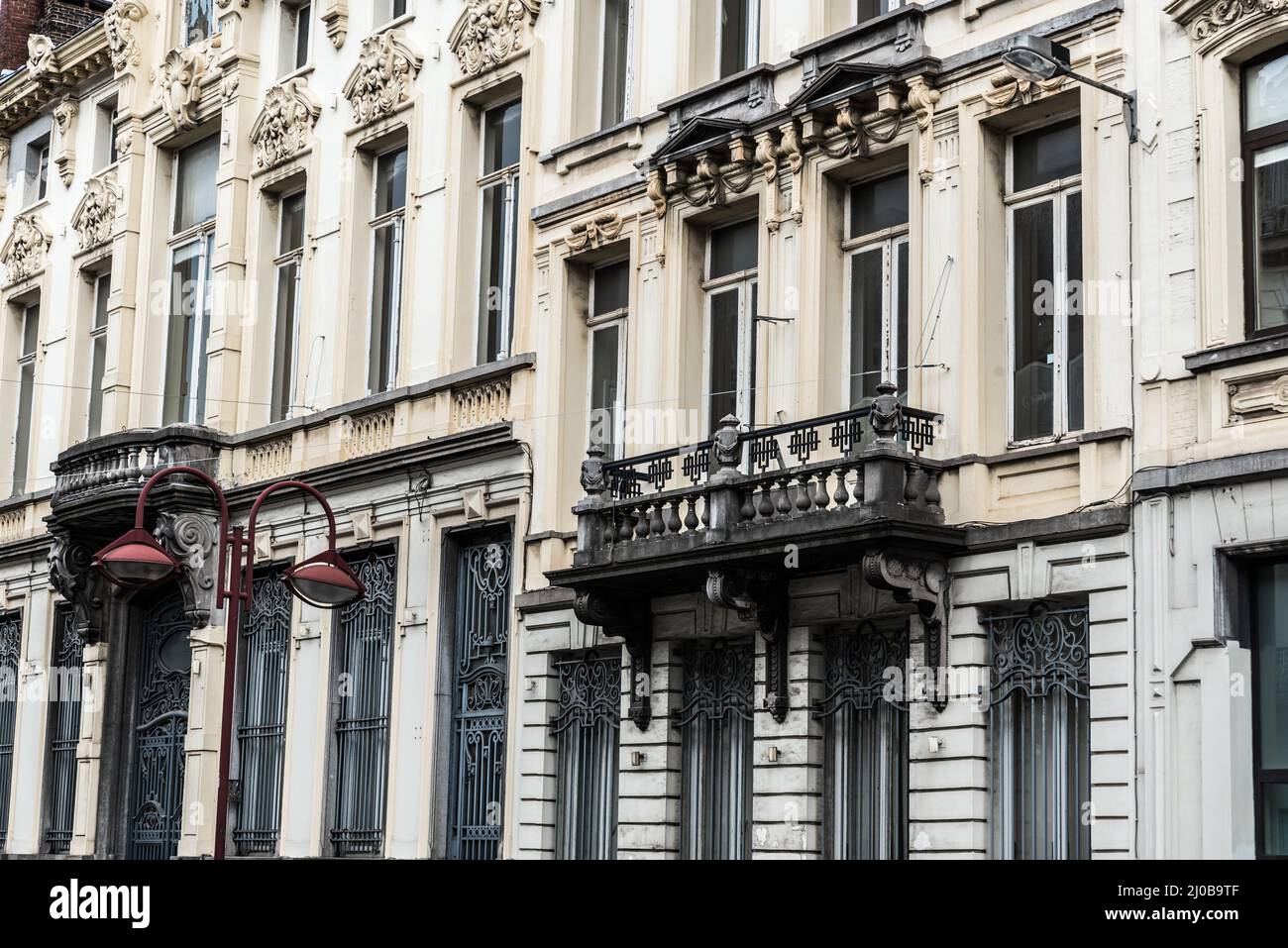 Tournai Doornik, Wallonische Region - Belgien - 08 14 2019- Typische Vintage-Fassade eines kleinen Cafés und Restaurants Stockfoto