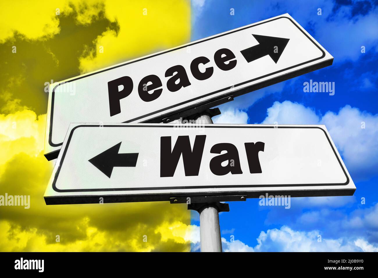 Straßenschild mit Inschriften Frieden und Krieg vor dem Hintergrund des Himmels in den Farben der ukrainischen Flagge. Hochwertige Fotos Stockfoto