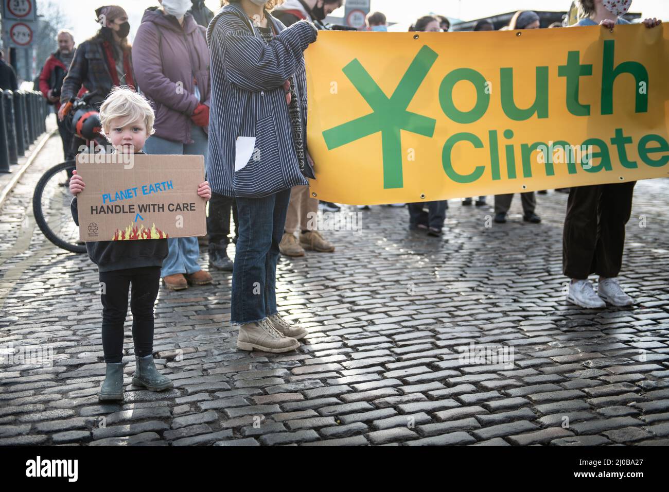 Bristol, Großbritannien. 15.. Januar 2022. Kleine Kinder helfen, den Verkehr im Zentrum von Bristol zu stoppen. / AktivistInnen der Protestgruppe Youth Climate Swarm Stockfoto