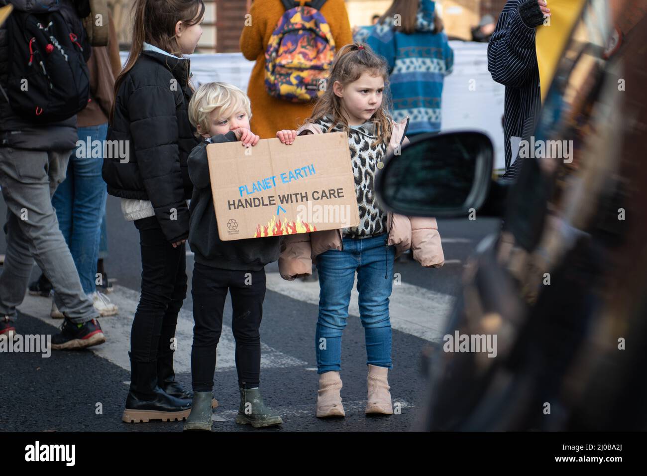 Bristol, Großbritannien. 15.. Januar 2022. Aktivisten der Protestgruppe Youth Climate Swarm gehen auf die Straßen von Bristol, um das aktuelle Klima zu beleuchten Stockfoto