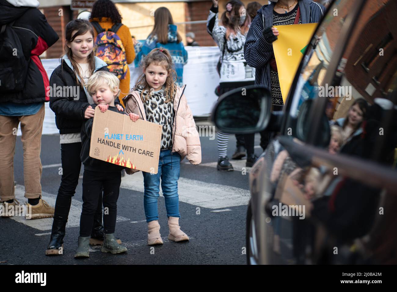 Bristol, Großbritannien. 15.. Januar 2022. Aktivisten der Protestgruppe Youth Climate Swarm gehen auf die Straßen von Bristol, um das aktuelle Klima zu beleuchten Stockfoto