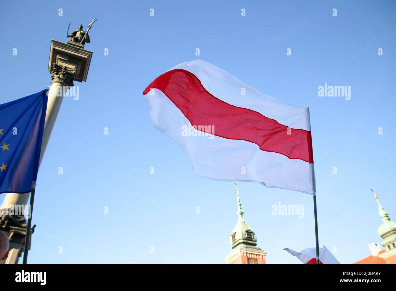 Weißrussische weiß-rot-weiße Flagge in Warschau, Polen. Hochwertige Fotos Stockfoto