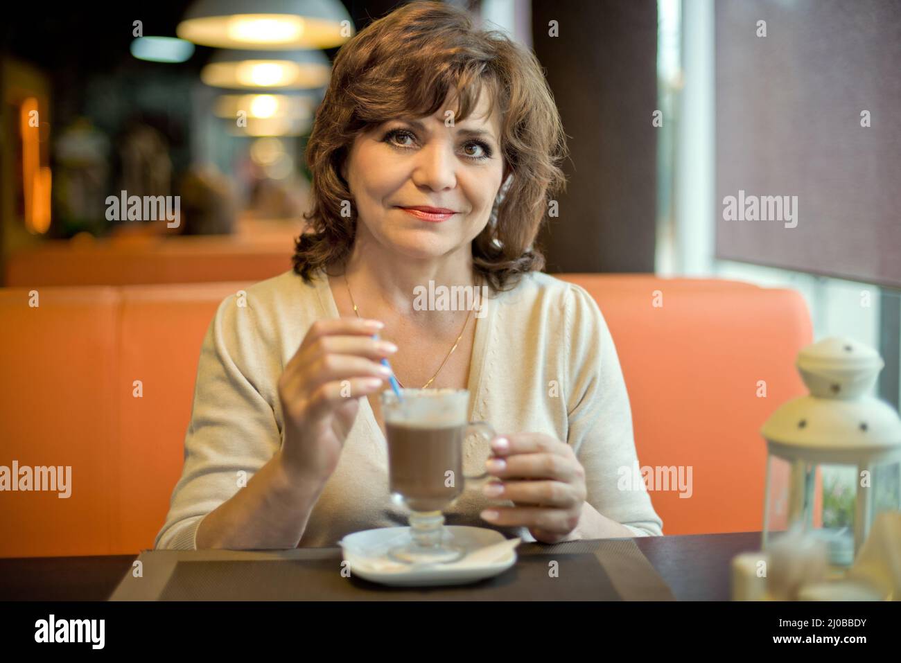 Reife Frau im Café Stockfoto