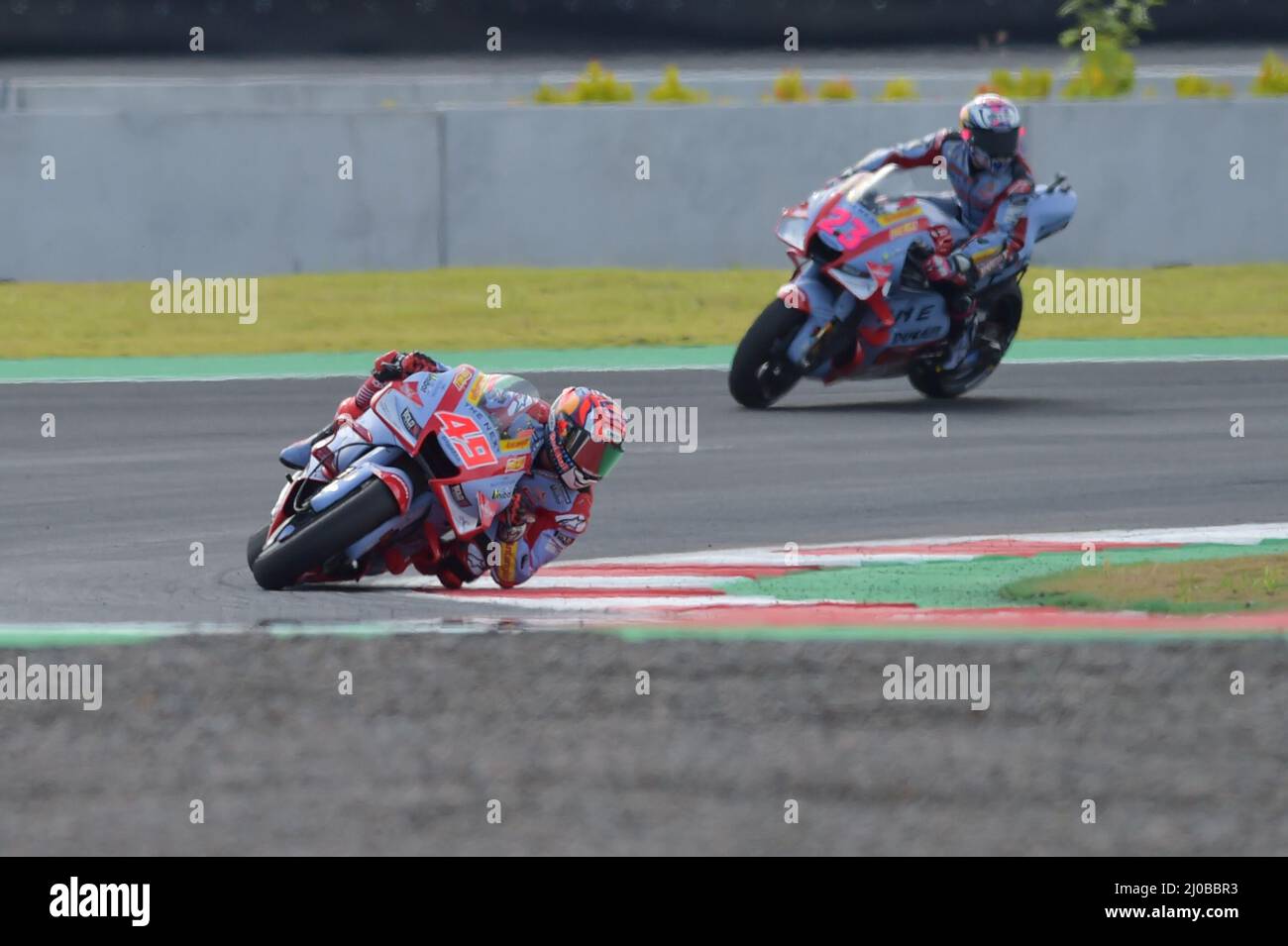 Mandalika, Indonesien. 18. März 2022. Fabio Di Giannantonio (L) von Gresini Racing MotoGP fährt am 18. März 2022 während des freien MotoGP-Trainings auf dem Pertamina Mandalika Circuit in Mandalika auf der Insel Lombok, Indonesien, mit seinem Motorrad. Quelle: Veri Sanovri/Xinhua/Alamy Live News Stockfoto