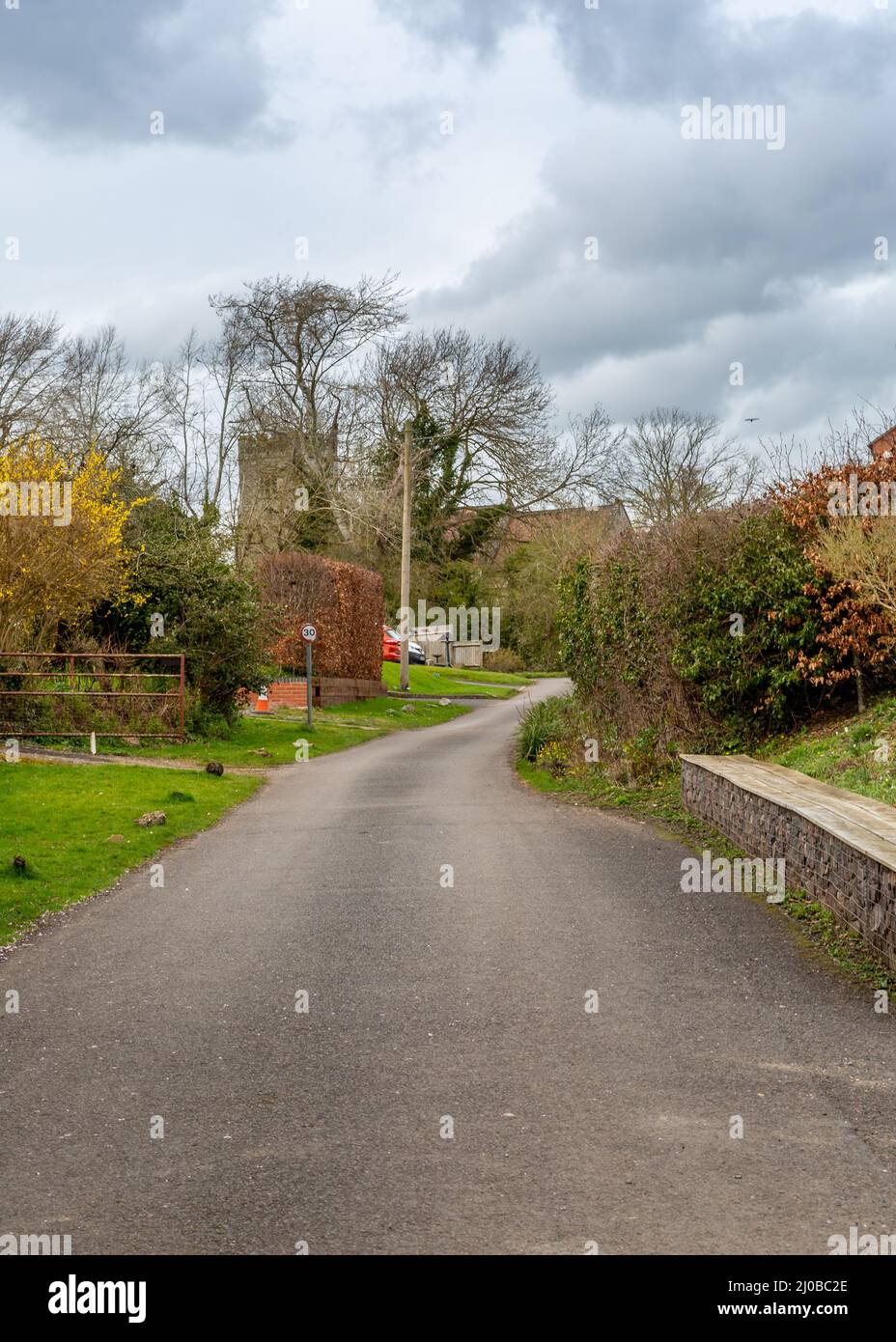 Blick auf die Straße im Dorf Flyford Flavell in Worcestershire, England. Stockfoto