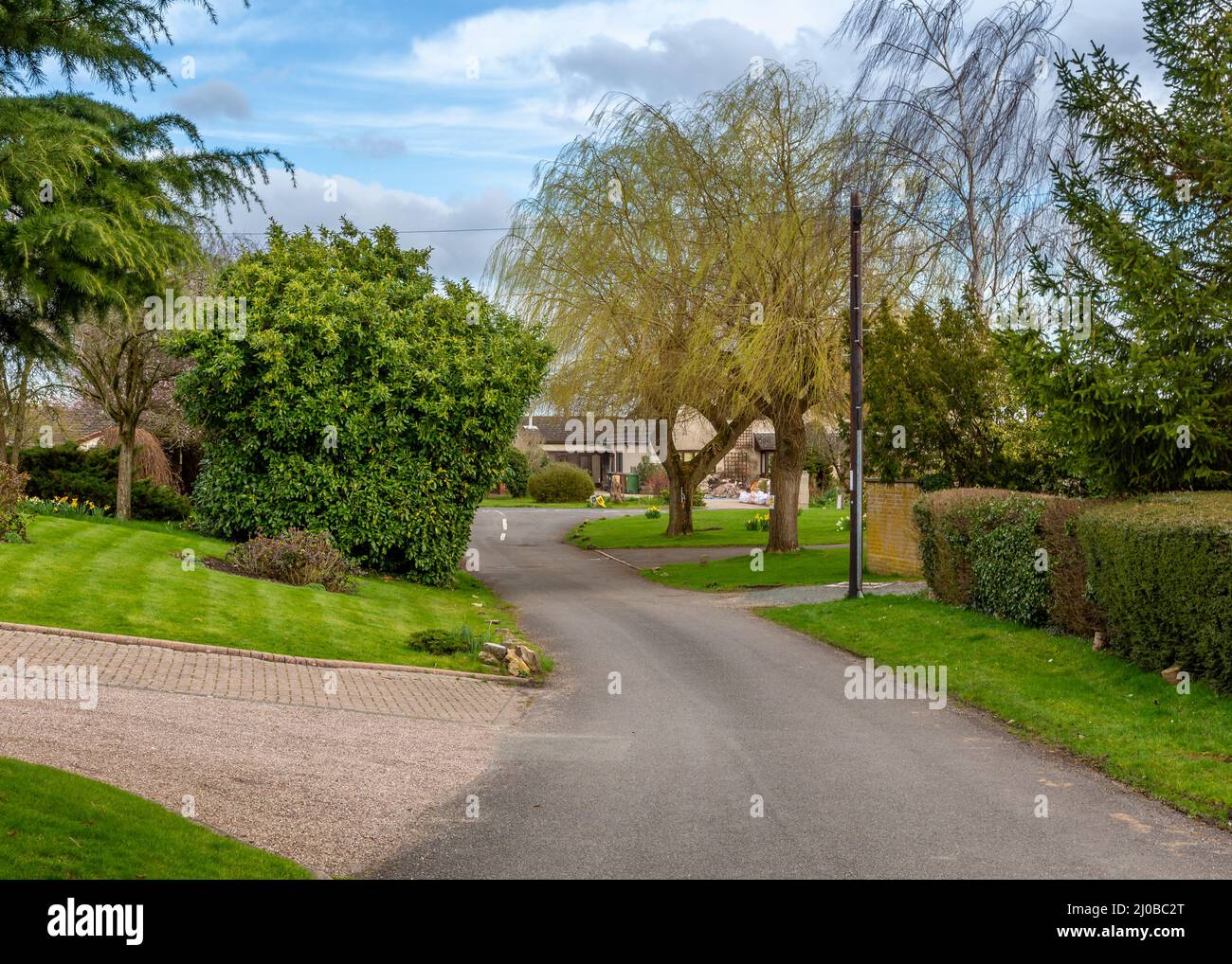 Blick auf die Straße im Dorf Flyford Flavell in Worcestershire, England. Stockfoto