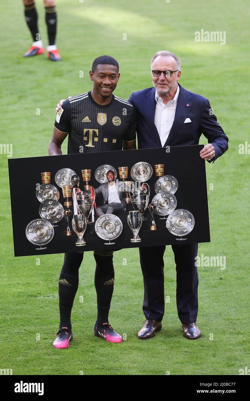 David Alaba posit fuer ein Foto mit dem Vorstandsvorsitzenden Karl-Heinz Rummenigge zur Abschiebung. FC Bayern München - FC Augsburg Alllianz Arena 22.5.2021 34. Spieltag Fußball Bundesliga Saison 2020 / 2021 © diebilderwelt / Alamy Stock Stockfoto