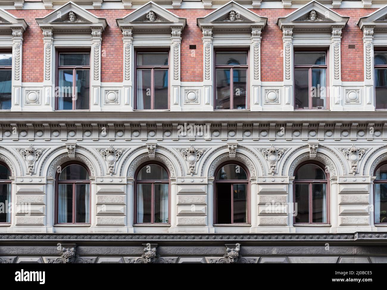 Stockholm, Schweden – 07 24 2019: Gemusterter Fassade mit dekorierten Fenstern im traditionellen skandinavischen Stil Stockfoto