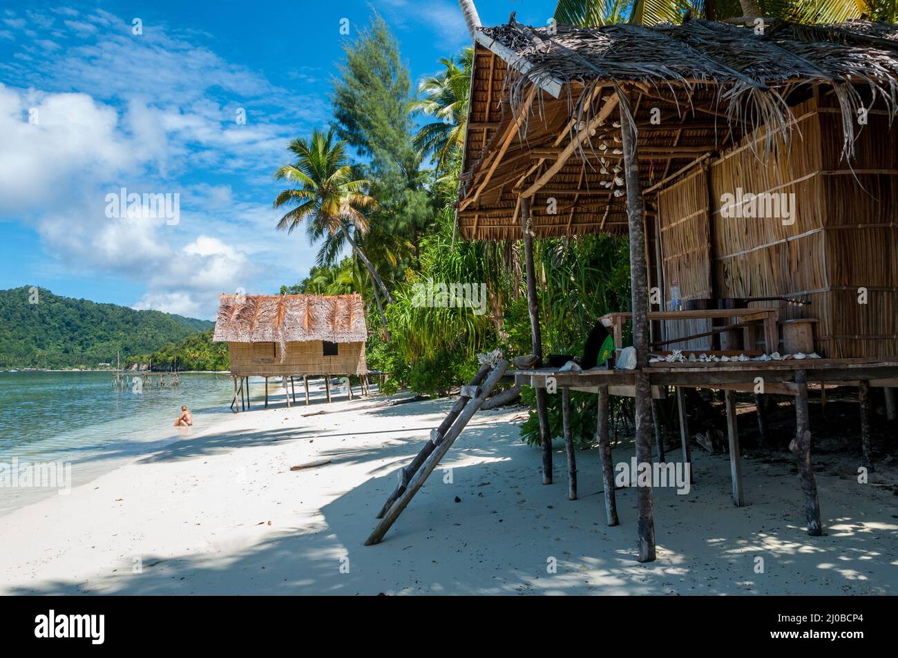 Nipa Bambushütten am White Sand Strand mit Palmen Stockfoto