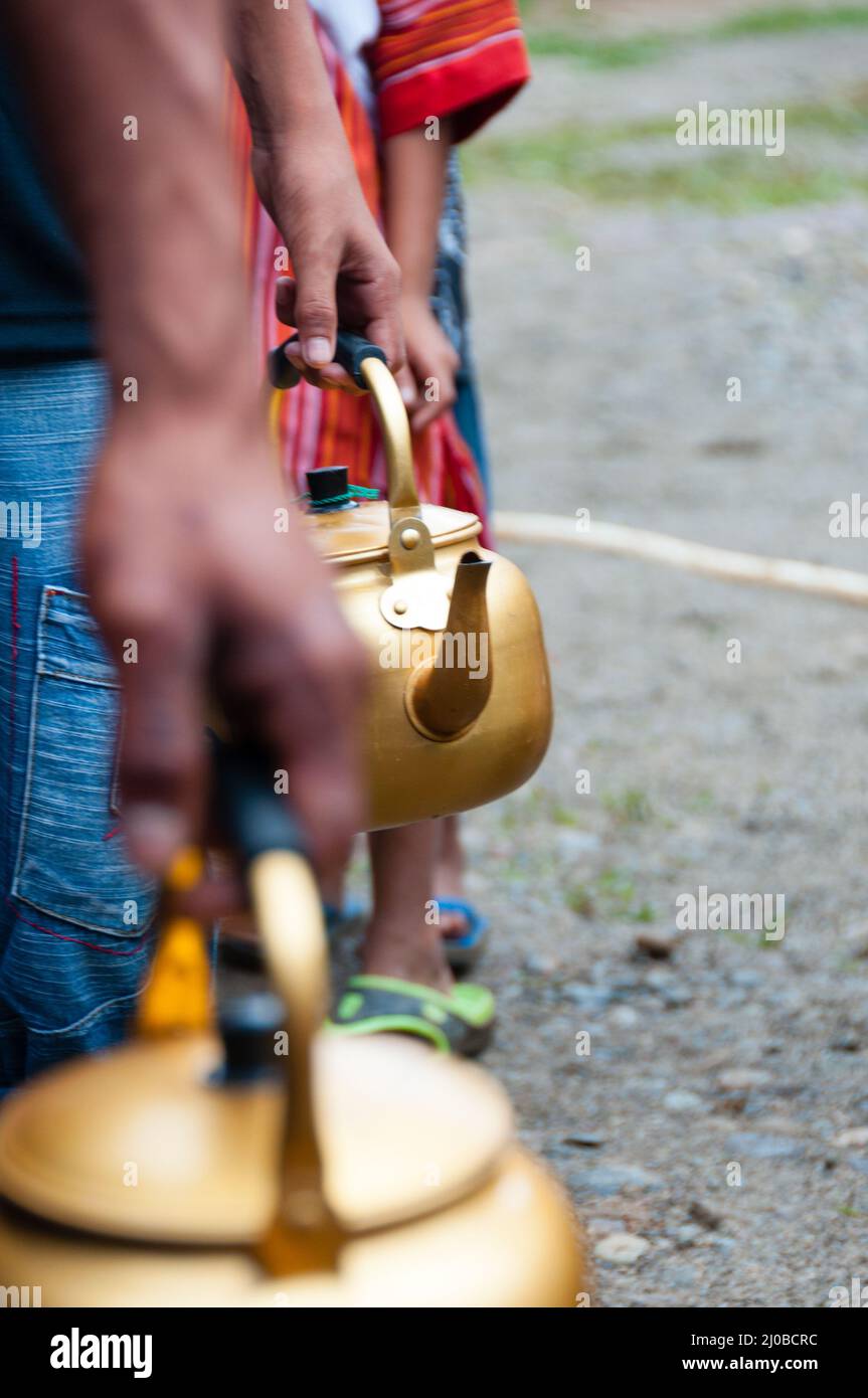 Schlange von Menschen mit goldenen Topf in der hand Stockfoto
