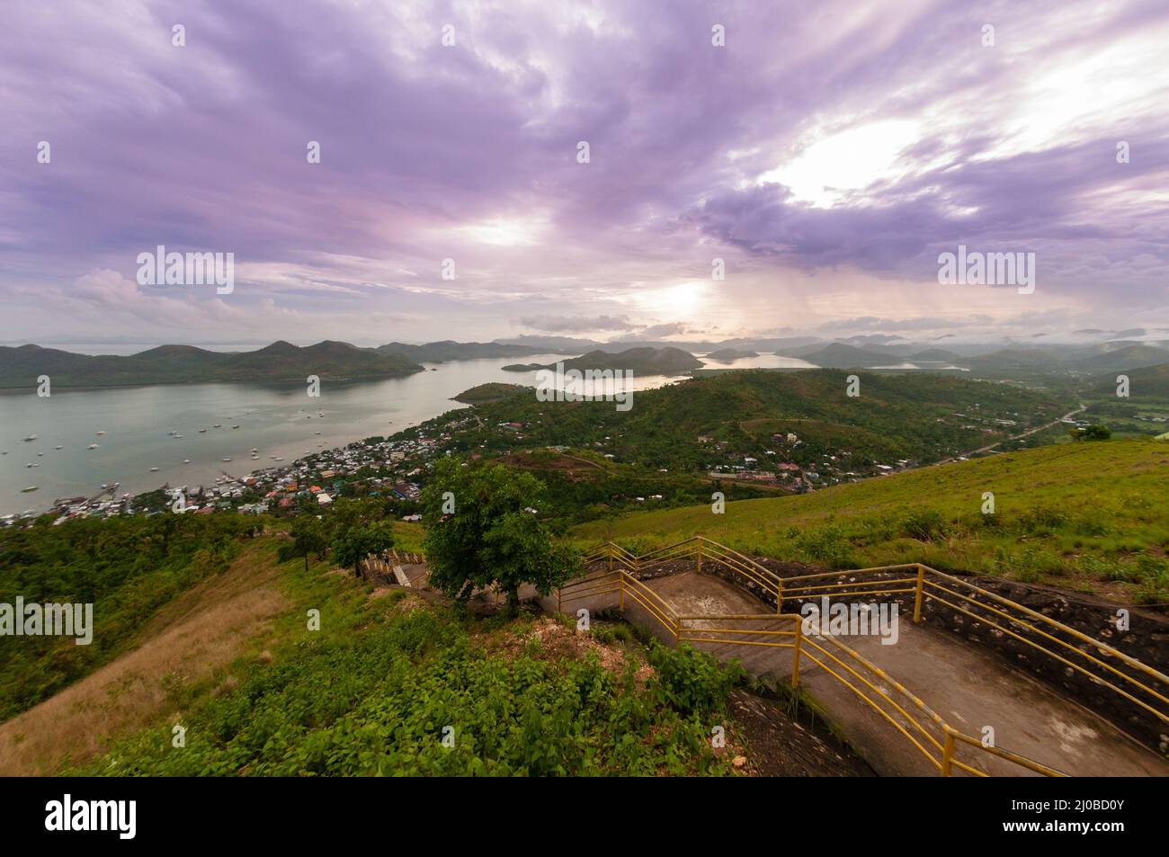 Lange Treppe nach unten vom Berg vor Himmel mit lila Wolken skyline Stockfoto