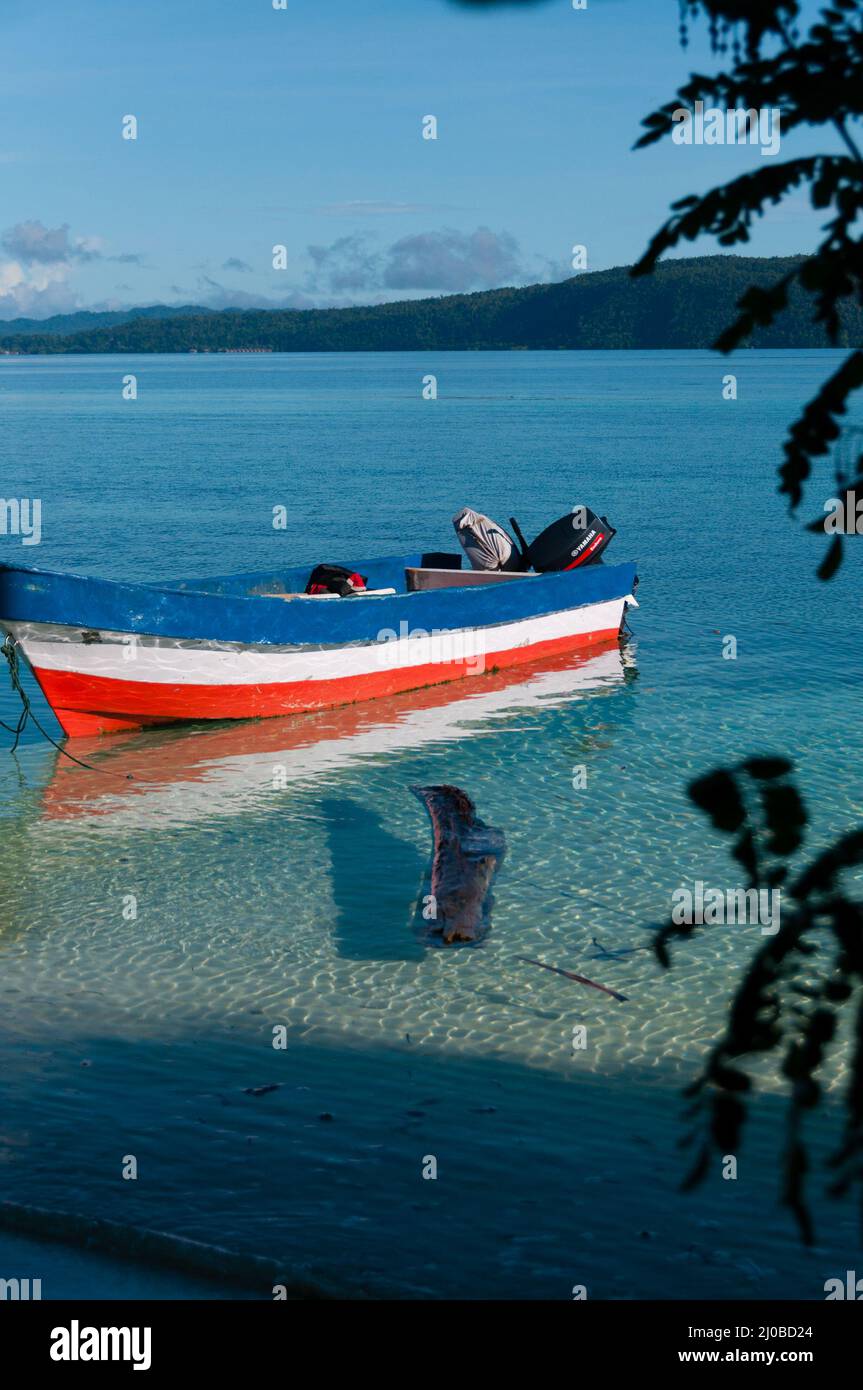 Kleines Holzboot in klaren Flachwasser gefesselt von den weißen Sandstrand Stockfoto