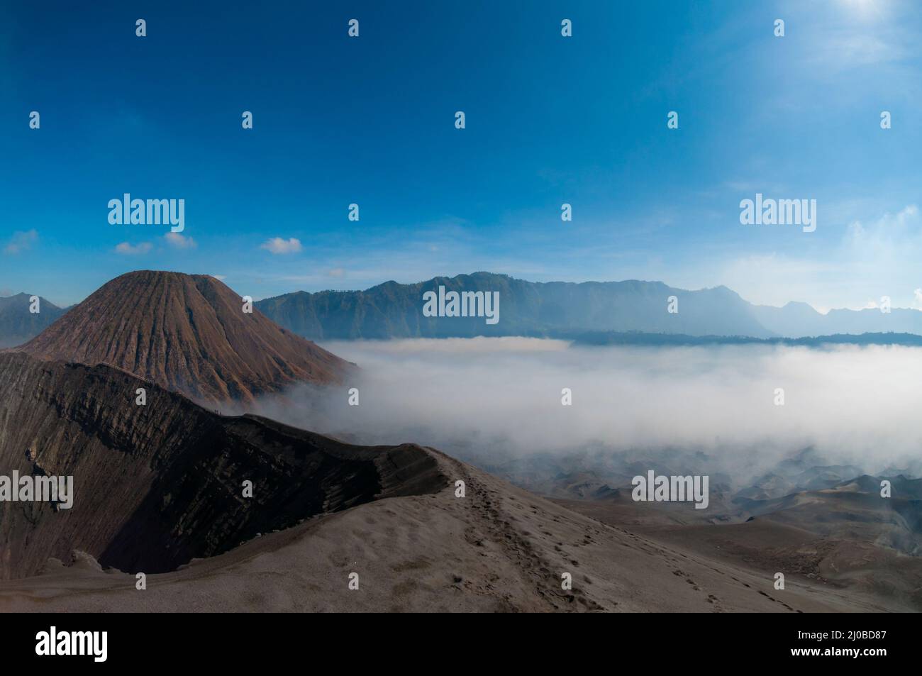 Blauer Himmel über Berg und Vulkan Bromo mit Rauch Schwefel Stockfoto
