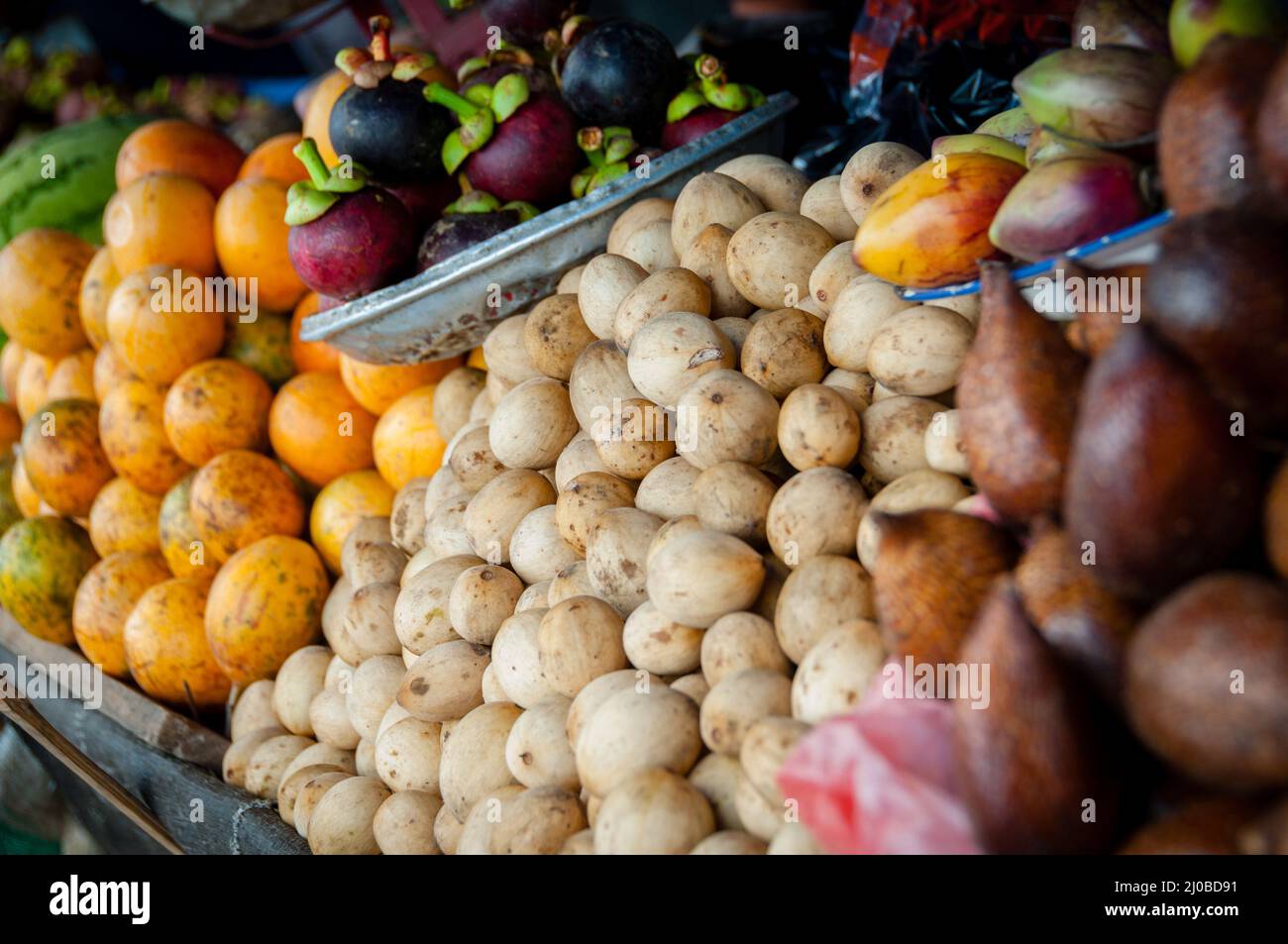 Verschiedene Arten von exotischen Früchte zum Verkauf auf einem lokalen Markt in Indonesien Stockfoto