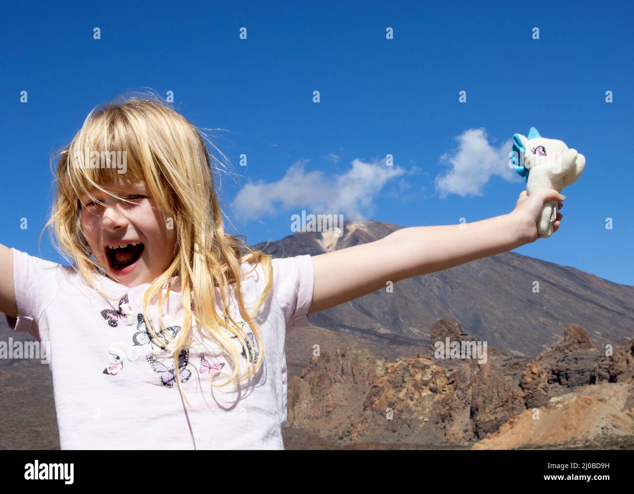 Kaukasisches Mädchen (6-7 Jahre) feiert vor dem Teide-Nationalpark auf der Kanarischen Insel Teneriffa Stockfoto