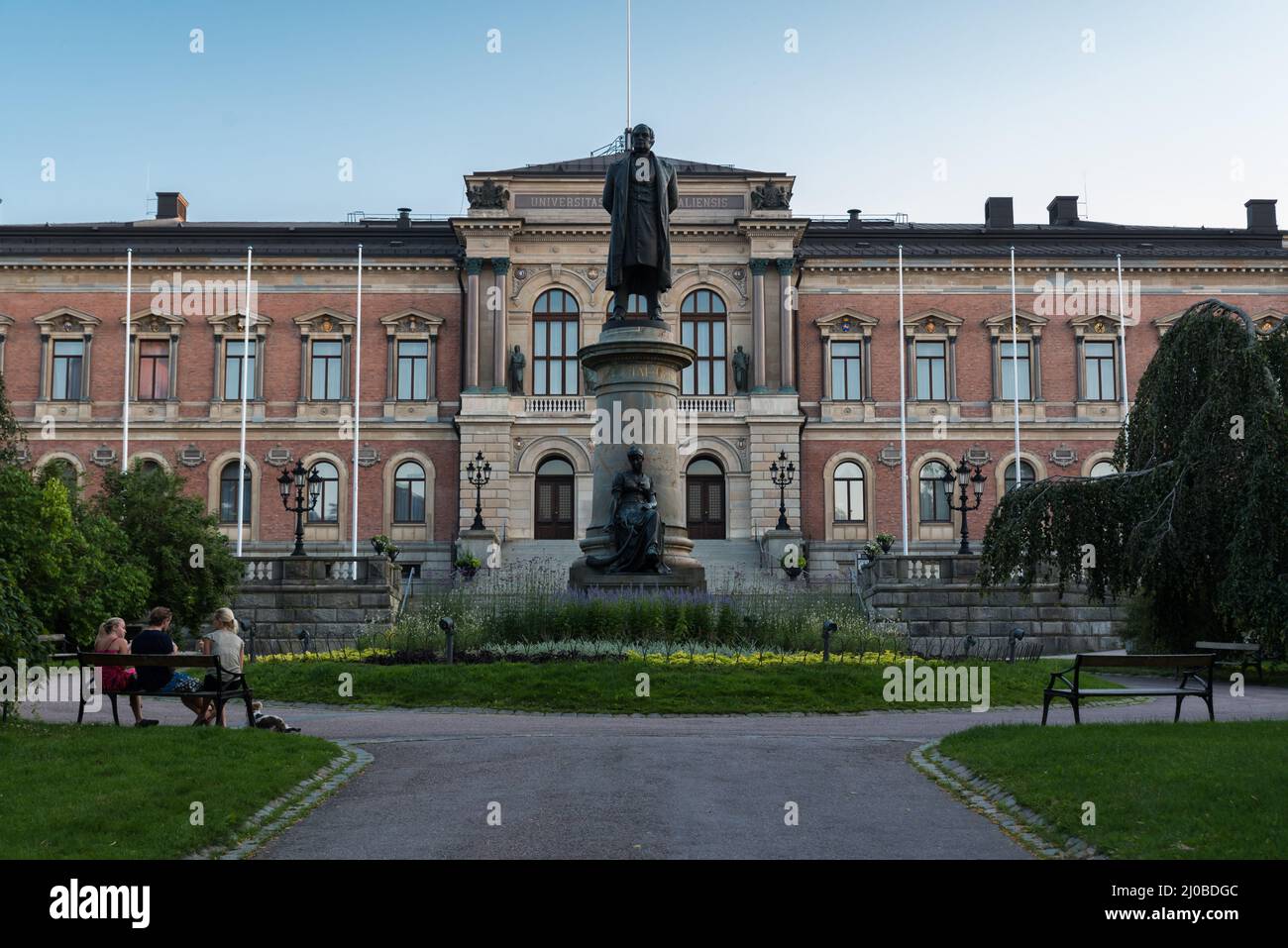 Uppsia, Uppland -Schweden - 07 27 2019 Fassade und Statue der Universität von Uppsia Stockfoto