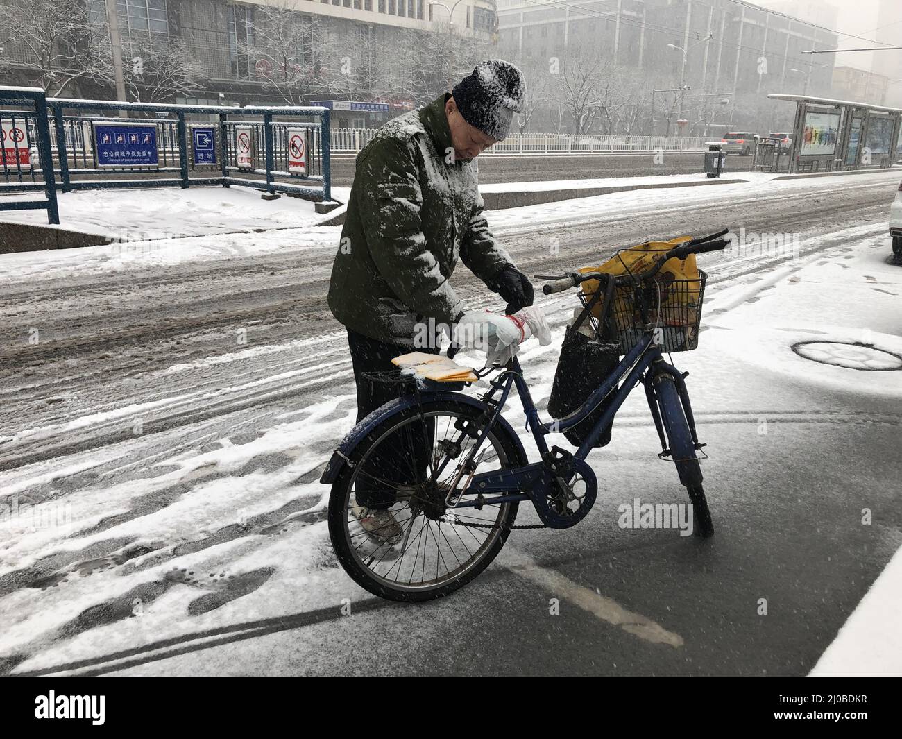 Peking, Peking, China. 18. März 2022. Am 17. März um 18:00 Uhr gab das Central Meteorological Observatory weiterhin eine blaue Schneesturm-Warnung aus. Es wird erwartet, dass ab 20:00 am 17. bis 20:00 am 18. in Teilen des nordwestlichen Xinjiang, der zentralen und südlichen Inneren Mongolei, des nordöstlichen Shanxi, des nordwestlichen Hebei und des nördlichen Peking heftige Schneefälle und lokale Schneestürme (10-16 mm) stattfinden werden. Die neue Schneehöhe in den oben genannten Gebieten beträgt 3 bis 8 cm, und die lokale Fläche kann 12 cm überschreiten. Am 18. März begrüßte das Stadtgebiet von Peking Schneefall. (Bild: © SIPA Asia via ZUMA Press Stockfoto