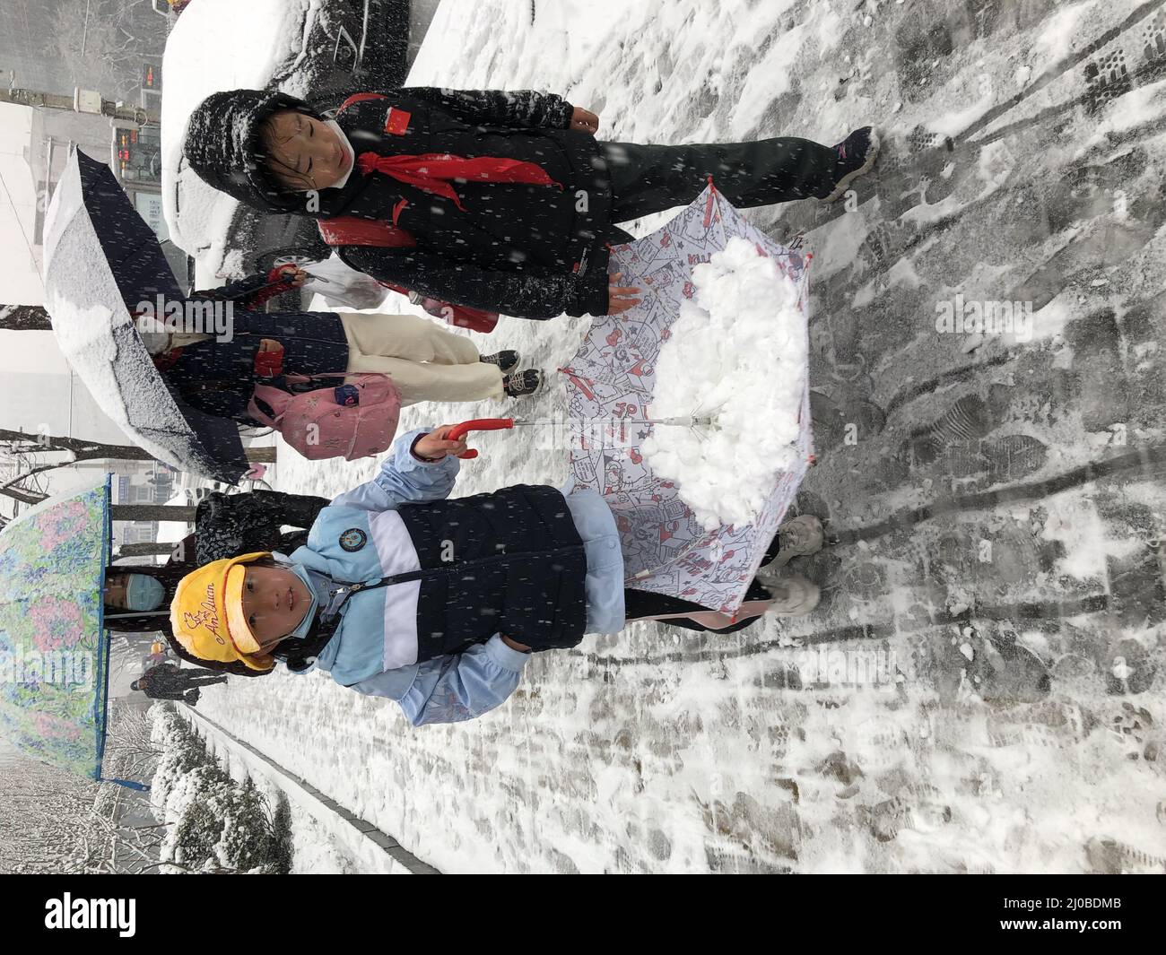 Peking, Peking, China. 18. März 2022. Am 17. März um 18:00 Uhr gab das Central Meteorological Observatory weiterhin eine blaue Schneesturm-Warnung aus. Es wird erwartet, dass ab 20:00 am 17. bis 20:00 am 18. in Teilen des nordwestlichen Xinjiang, der zentralen und südlichen Inneren Mongolei, des nordöstlichen Shanxi, des nordwestlichen Hebei und des nördlichen Peking heftige Schneefälle und lokale Schneestürme (10-16 mm) stattfinden werden. Die neue Schneehöhe in den oben genannten Gebieten beträgt 3 bis 8 cm, und die lokale Fläche kann 12 cm überschreiten. Am 18. März begrüßte das Stadtgebiet von Peking Schneefall. (Bild: © SIPA Asia via ZUMA Press Stockfoto