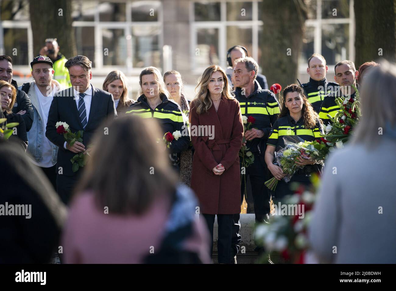 UTRECHT - Locoburgemeester Lot van Hooijdonk en Minister Dilan Yesilgoz (Justitie en Veiligheid) leggen in aanwezigheid van nabestaanden een krans tijdens de herdenking van de tramaanslag door Gokmen T. van drie jaar geleden, waarbij vier mensen overleden. De afgelopen twee herdenkingen waren kleinschalig door de coronamaatregelen. Dit jaar mag er publiek bij zijn. ANP JEROEN JUMELET Stockfoto