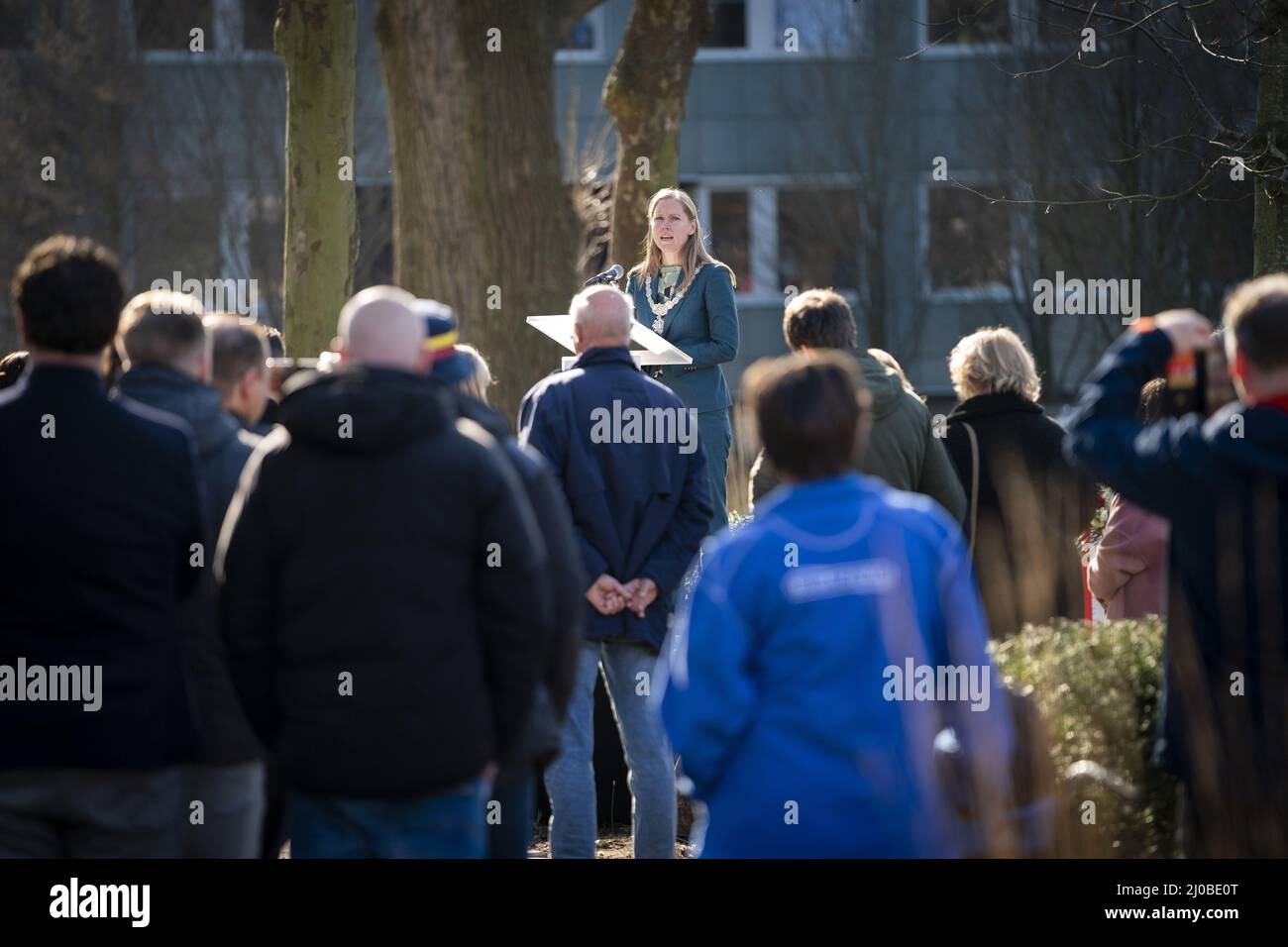 UTRECHT - Locoburgemeester Lot van Hooijdonk en Minister Dilan Yesilgoz (Justitie en Veiligheid) leggen in aanwezigheid van nabestaanden een krans tijdens de herdenking van de tramaanslag door Gokmen T. van drie jaar geleden, waarbij vier mensen overleden. De afgelopen twee herdenkingen waren kleinschalig door de coronamaatregelen. Dit jaar mag er publiek bij zijn. ANP JEROEN JUMELET Stockfoto