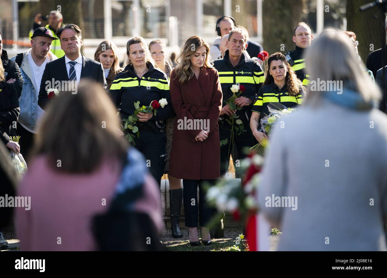 UTRECHT - Locoburgemeester Lot van Hooijdonk en Minister Dilan Yesilgoz (Justitie en Veiligheid) leggen in aanwezigheid van nabestaanden een krans tijdens de herdenking van de tramaanslag door Gokmen T. van drie jaar geleden, waarbij vier mensen overleden. De afgelopen twee herdenkingen waren kleinschalig door de coronamaatregelen. Dit jaar mag er publiek bij zijn. ANP JEROEN JUMELET Stockfoto