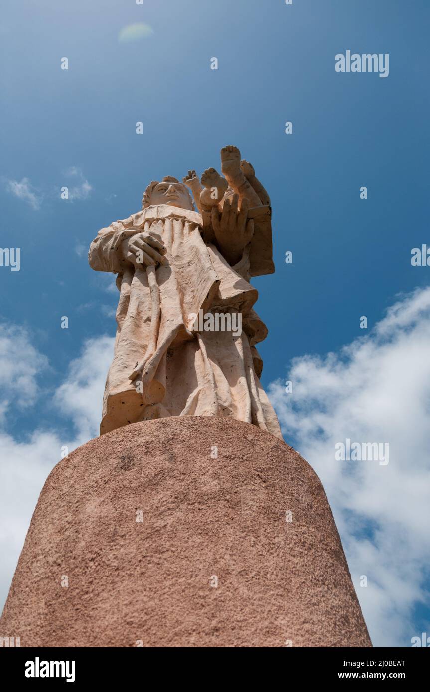 Religiöse Statue eines Mannes, der sein Baby in einer Hand hält Stockfoto